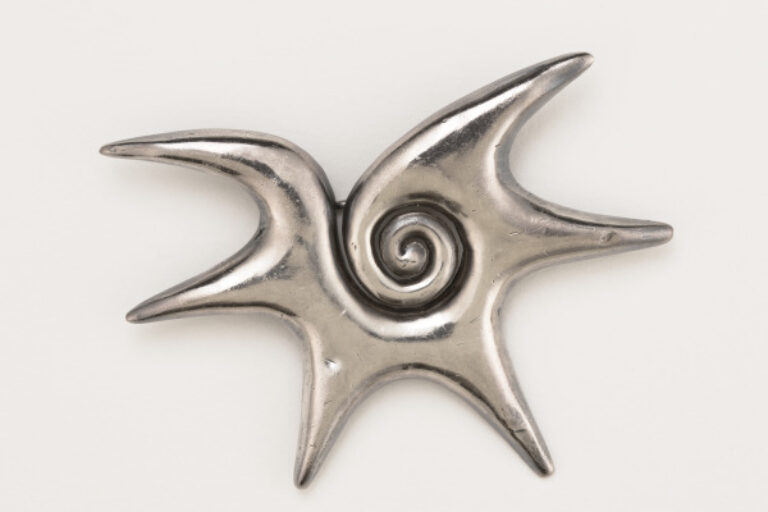 CHOLUTECA CONCH SHELL BROOCH