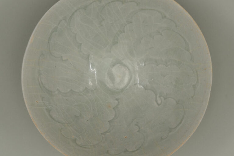 Bowl Decorated with Carved Wave or Cloud Pattern