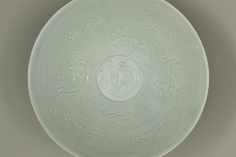 Bowl Decorated with Fish on Combed Waves Design