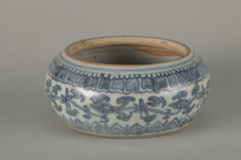 Small Bowl Decorated with a Leafy Scroll