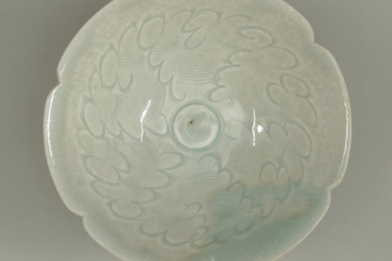 Qingbai Bowl with Notched Rim and Carved Scalloped Wave Pattern