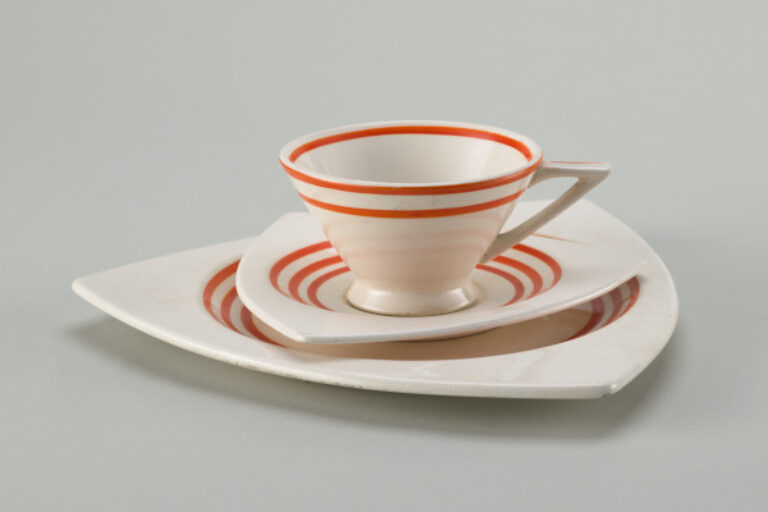 "TRICORNE" PLATE