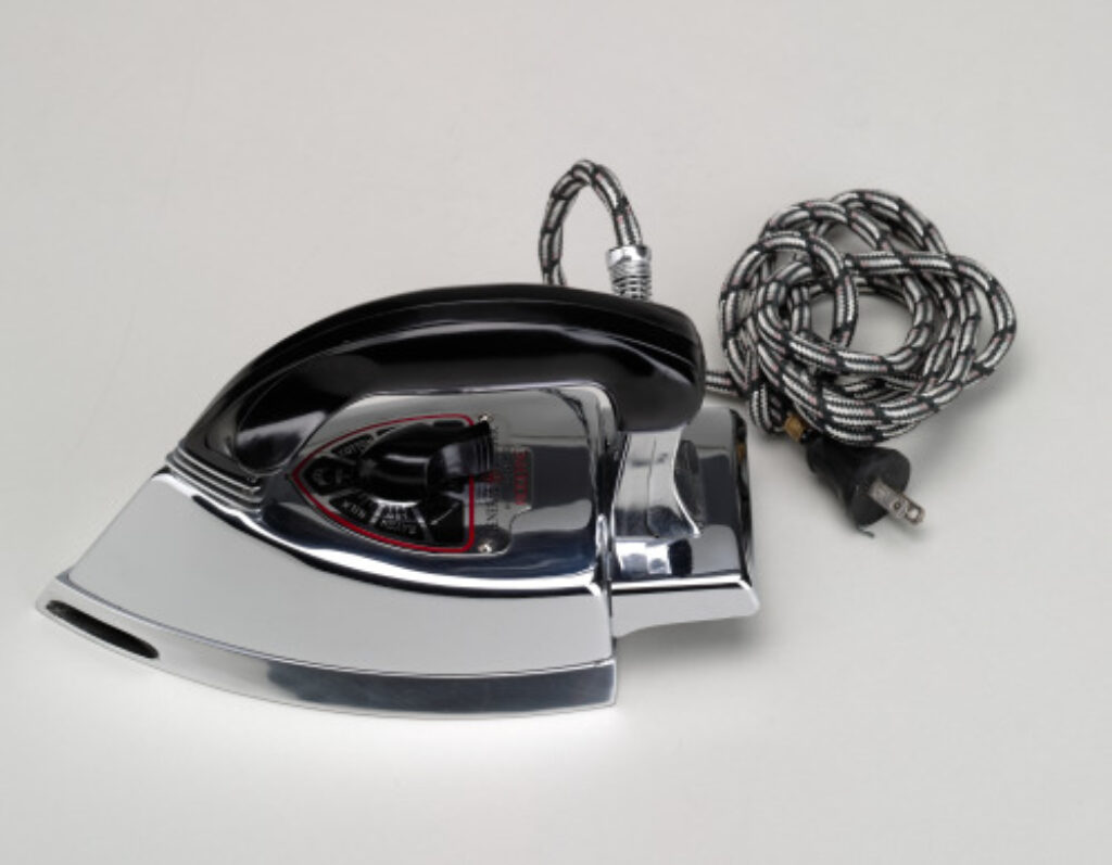 ‘Moderne’ Iron - Image 1