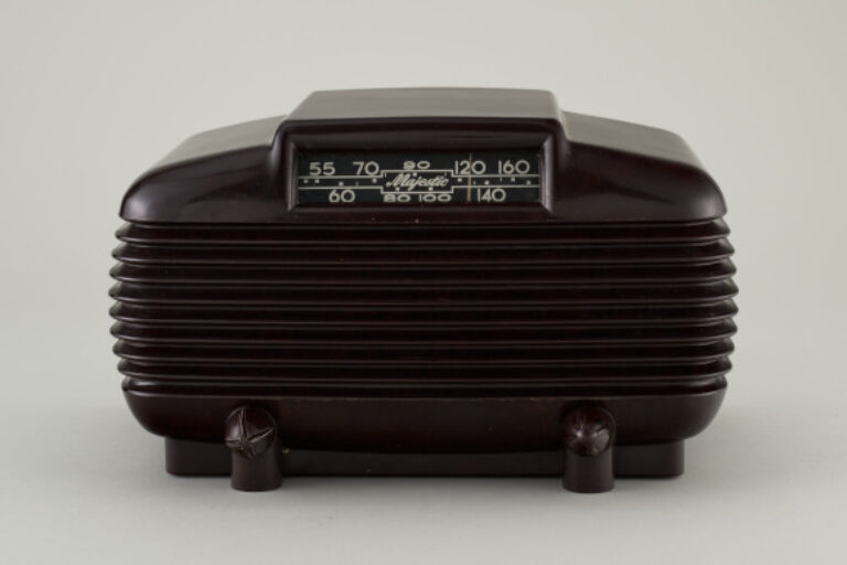 'MIGHTY MONARCH OF THE AIR' TABLE RADIO