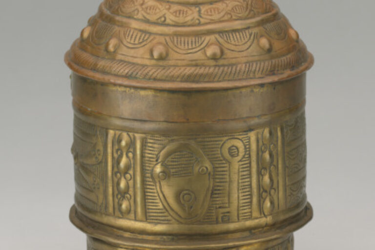 Container for Cosmetics or Jewelry (Mforowa)