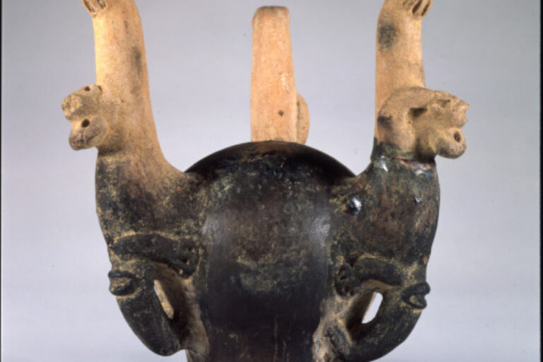 Tripod vessel with alligator-form legs