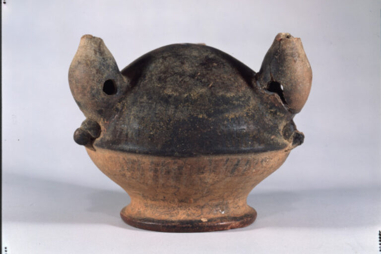 Tripod vessel with short hollow legs