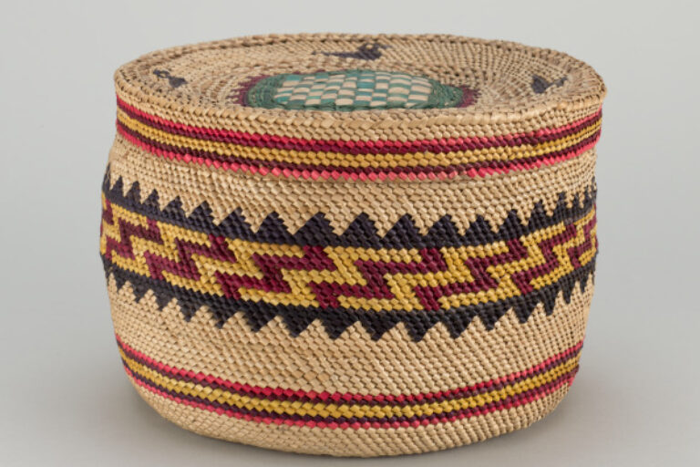 LIDDED BASKET WITH STEP DESIGNS