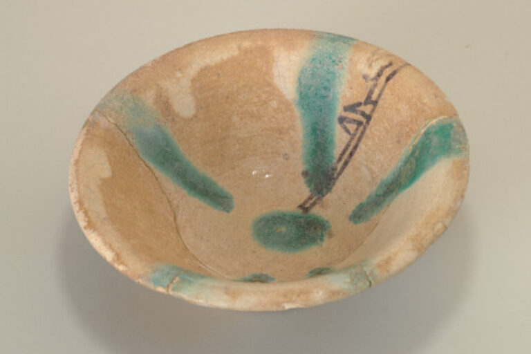 Bowl with Kufic Inscription and Stripes