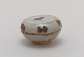 Round Covered Box Decorated with Splashed Butterfly Motif
