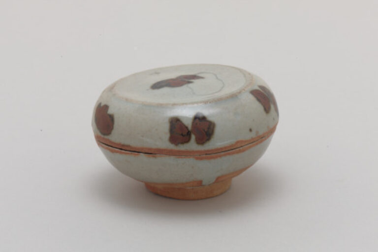 Round Covered Box Decorated with Splashed Butterfly Motif