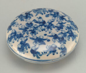 Covered Seal Paste Box Decorated with “100 Boys” Motif