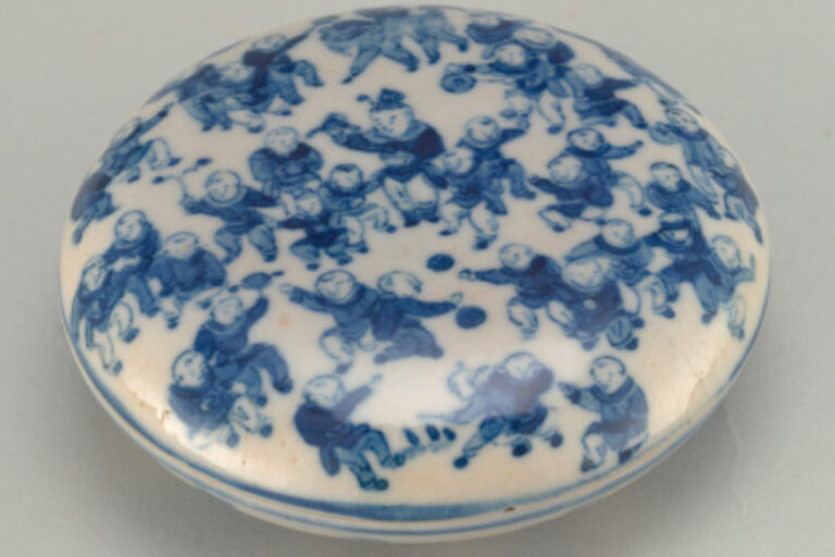 Covered Seal Paste Box Decorated with “100 Boys” Motif