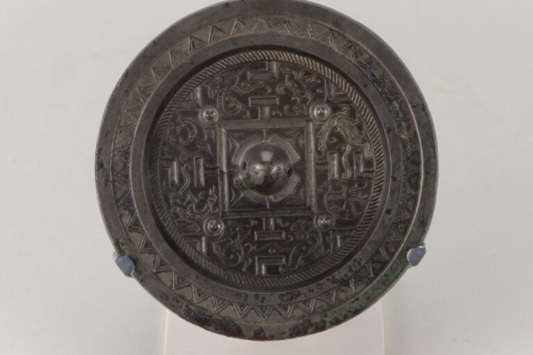 Mirror with Directional Pattern