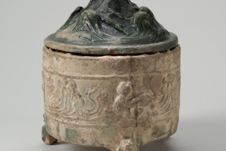 Tripod with Mountain-Form Lid