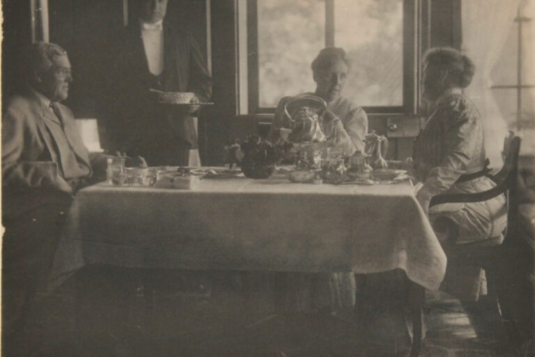 FAMILY EATING