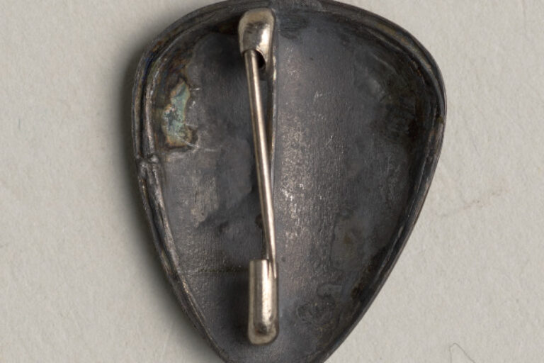 "ART WAR RELIEF" MEDAL