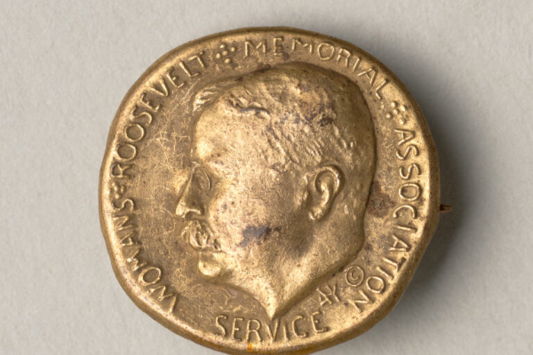 "WOMEN'S ROOSEVELT MEMORIAL ASSOCIATION FOR SERVICE" MEDAL