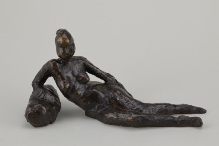 FIGURE WITH CUSHION