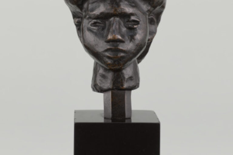 SMALL HEAD WITH COMB