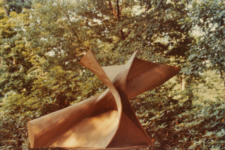 PEVSNER, DYNAMIC PROJECTION IN THE 30TH DEGREE. PHOTOGRAPH TAKEN IN THE WURTZBURGER SCULPTURE GARDEN (ORIGINAL SITE, TIMBERLANE)