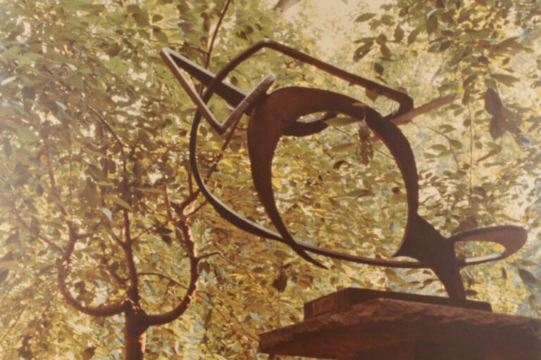 DAVID SMITH, ARC WING. PHOTOGRAPH TAKEN IN THE WURTZBURGER SCULPTURE GARDEN (ORIGINAL SITE, TIMBERLANE)