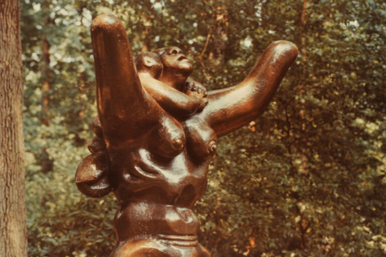 JACQUES LIPCHITZ, MOTHER AND CHILD. PHOTOGRAPH TAKEN IN THE WURTZBURGER SCULPTURE GARDEN (ORIGINAL SITE, TIMBERLANE)