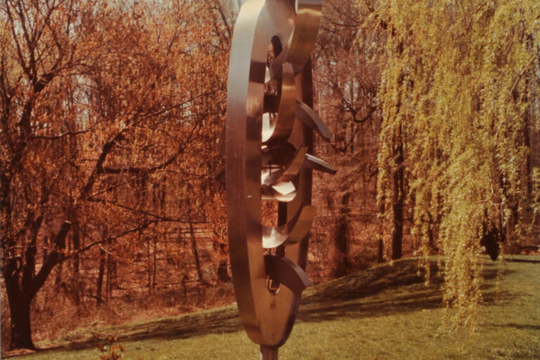 NOGUCHI, UNTITLED. PHOTOGRAPH TAKEN IN THE WURTZBURGER SCULPTURE GARDEN (ORIGINAL SITE, TIMBERLANE)