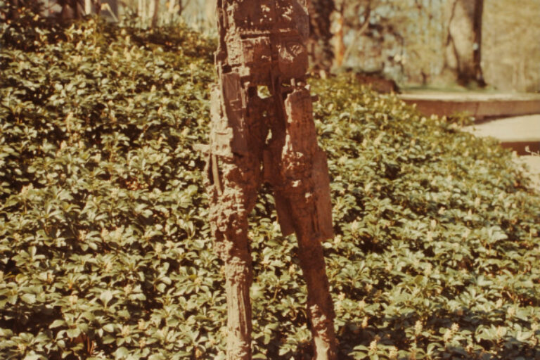 PAOLOZZI, BOX-HEADED FIGURE. PHOTOGRAPH TAKEN IN THE WURTZBURGER SCULPTURE GARDEN (ORIGINAL SITE, TIMBERLANE)