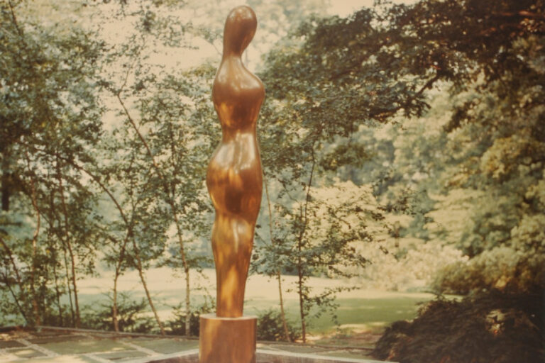 JEAN ARP, SCULPTURE CLASSIQUE. PHOTOGRAPH TAKEN IN THE WURTZBURGER SCULPTURE GARDEN (ORIGINAL SITE, TIMBERLANE)