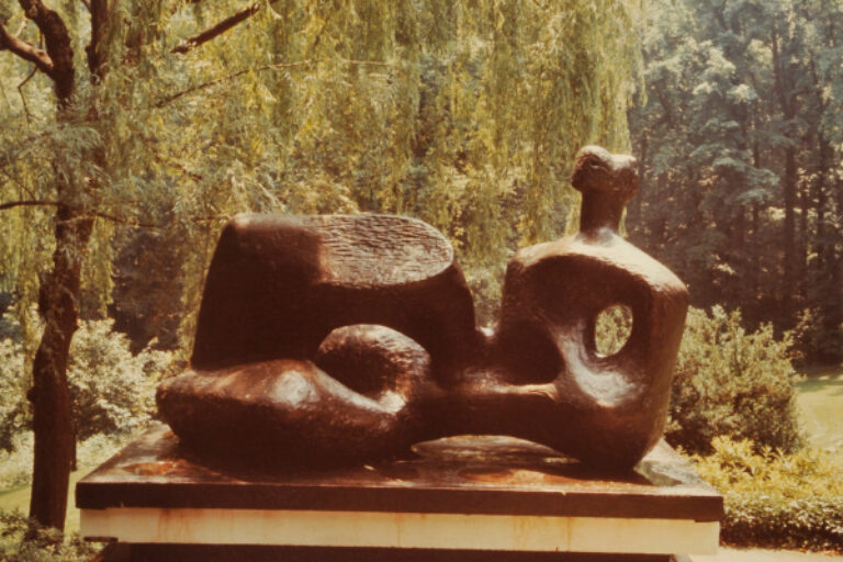 HENRI MOORE, RECLINING FIGURE. PHOTOGRAPH TAKEN IN THE WURTZBURGER SCULPTURE GARDEN (ORIGINAL SITE, TIMBERLANE)