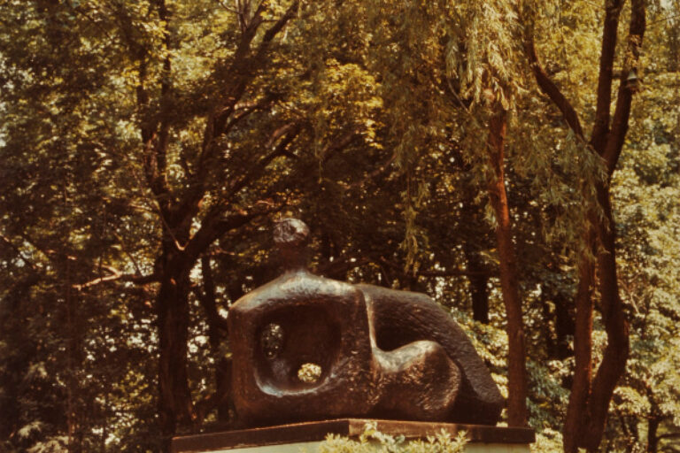 HENRI MOORE, RECLINING FIGURE. PHOTOGRAPH TAKEN IN THE WURTZBURGER SCULPTURE GARDEN (ORIGINAL SITE, TIMBERLANE)