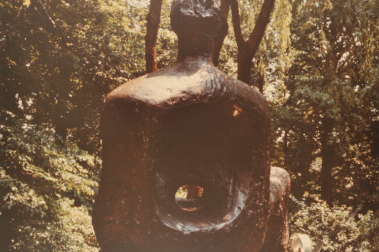 HENRI MOORE, RECLINING FIGURE. PHOTOGRAPH TAKEN IN THE WURTZBURGER SCULPTURE GARDEN (ORIGINAL SITE, TIMBERLANE)