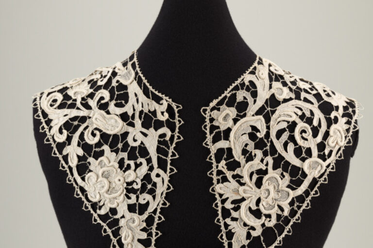 GROS POINT DE VENISE LACE COLLAR