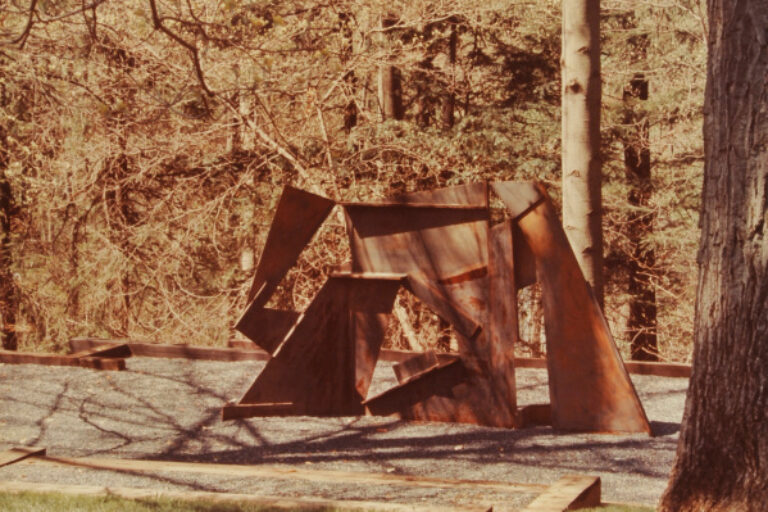 CARO, UNTITLED. PHOTOGRAPH TAKEN IN THE WURTZBURGER SCULPTURE GARDEN (ORIGINAL SITE, TIMBERLANE)
