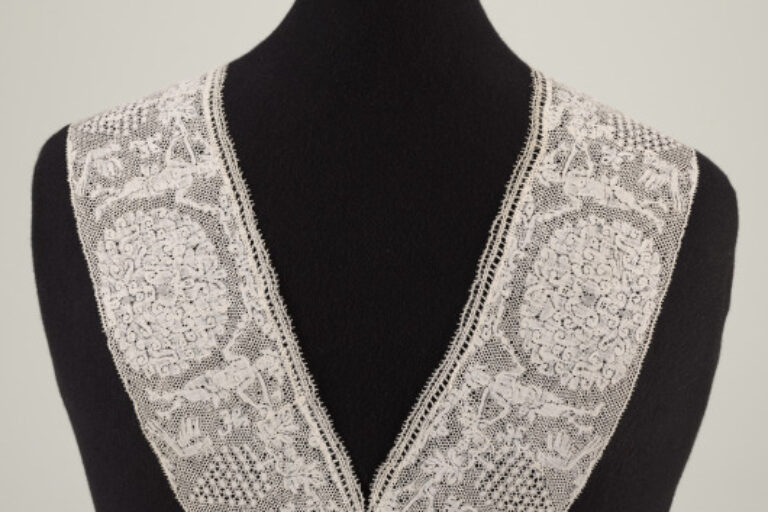 FLEMISH BOBBIN LACE COLLAR