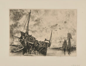 Bateau de pêche tiré sur la grève