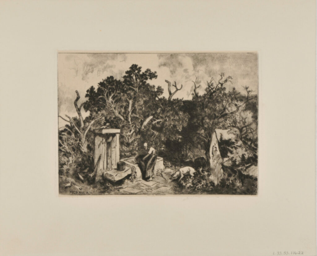 Femme puisant de l’eau dans un abreuvoir; derrière elle un cochon; fond d’arbres