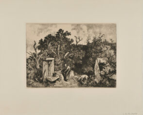 Femme puisant de l’eau dans un abreuvoir; derrière elle un cochon; fond d’arbres