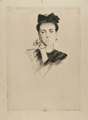 Parisienne appuyée sur une chaise