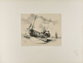 Barque à sec à l’embouchure d’une rivière, un petit canot à côté