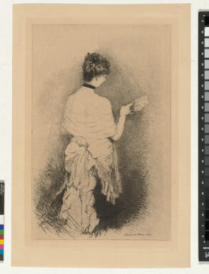 Femme vue de dos, décolletée, l’évantail dans la main droite