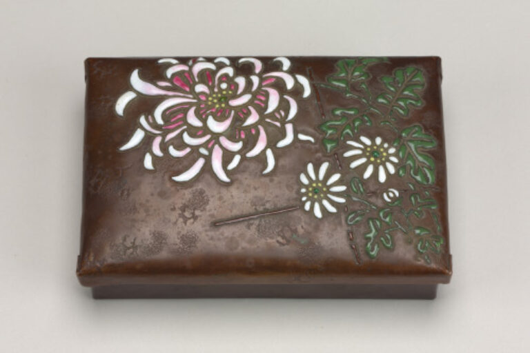 Box Decorated with Chrysanthemum