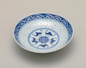 Saucer/Lid Decorated with Five Bats