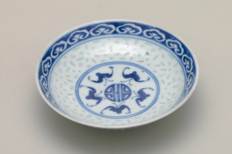 Saucer/Lid Decorated with Five Bats